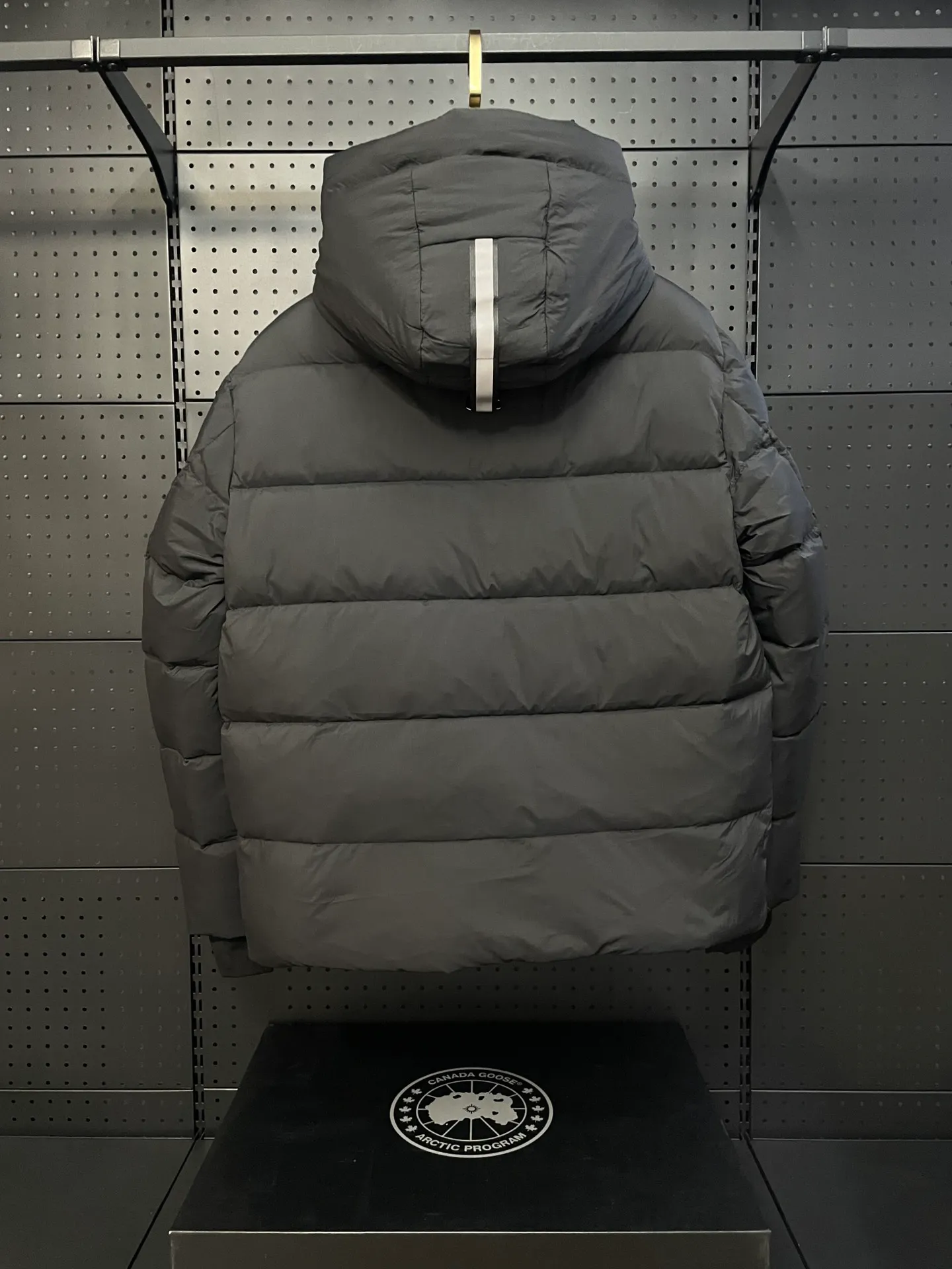 P860 Ouyang Nana second generation Canad goose black label down jacket is a must-have goose black label down jacket in the outerwear industry! The latest designer styles! The goose down jacket has always been a popular element of fashion and is loved by experts from all walks of life! Fashionable hooded cut, high-end customer-supplied fine goose down, high resilience, smooth zipper, strong and firm. Pockets on both sides can store small items, free your hands, and you can go out without worries. It can also meet the need of putting your hands in your pockets👏👏Produced by Big Goose, it can be used as a group uniform by many celebrities. This down jacket uses a double-layer anti-down lining design, which has strong windproof performance and will be very warm in winter! New standard 90% goose down filling, high fluffiness, windproof hooded design. When walking outdoors, pull the collar to the highest position, put your hands in the pockets and it will be very warm. It can be easily controlled by all body types! The interior is equipped with an elastic snow skirt design for better wrapping. The simple and neat style design highlights the masculine temperament. The impeccable style is classic and never goes out of style. It is warm and practical, and it is versatile! You can enter with your eyes closed!    Size: XS-XXL